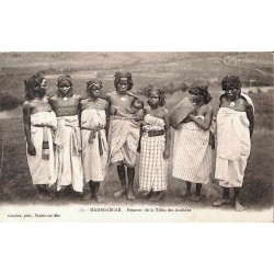 MADAGASCAR - Femmes de la tribu des Andrabe